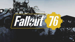 Fallout 76 標誌位於廢棄的動力裝甲和瞭望塔之上，背景是荒蕪的廢土。
