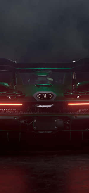 綠色McLaren Senna跑車後視圖，在黑暗煙霧環境中發出紅色光芒。 — ROG Phone 9 Pro 壁紙