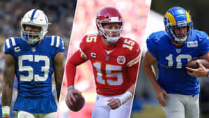 三位NFL四分衛穿著比賽制服在球場上手持美式足球。