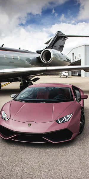 粉紅色林寶堅尼 Aventador 停泊在機場機庫的私人飛機下方。 — 林寶堅尼 4K 壁紙