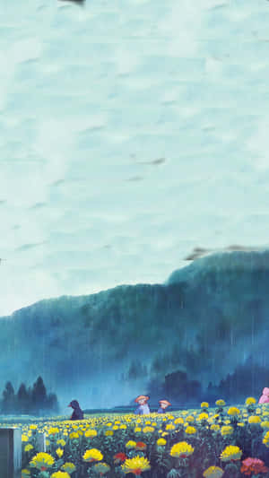 兩個戴帽嘅人喺雨中喺黃色花田度行，後面有山。
