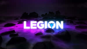 在黑暗岩石上發出霓虹光的 LEGION 文字，霧氣瀰漫的夜間水面。