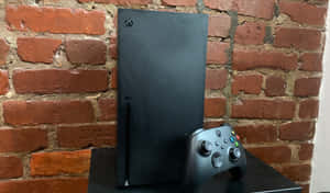 黑色 Xbox Series X 主機和手掣放在支架上，背景是磚牆。