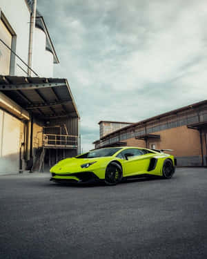 青檸綠色林寶堅尼 Aventador SVJ 停泊在工業環境中。 — 4:5 壁紙