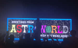 夜間在發光AstroWorld標誌前歡呼的人群剪影。