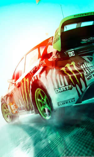 帶有Monster Energy品牌的拉力賽車在日落時分的潮濕賽道上飄移。 — Galaxy Tab A11 壁紙