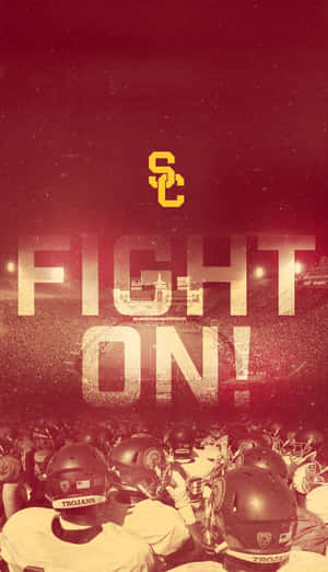 USC 美式足球隊在夜間球場燈光下聚集，帶有 'FIGHT ON!' 口號。