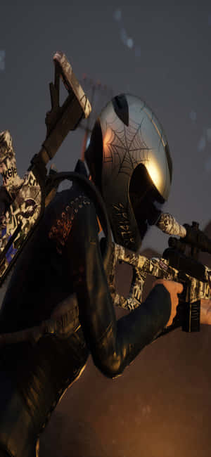 蜘蛛網頭盔士兵在黃昏瞄準步槍 — iPhone 15 壁紙
