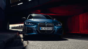 夜晚在紅色燈光隧道下停泊的藍色BMW汽車。