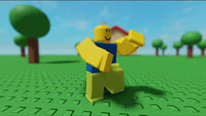 一個穿著藍色襯衫的方塊黃色Roblox虛擬角色站在綠色草地上，後面有樹木和一棟房子。