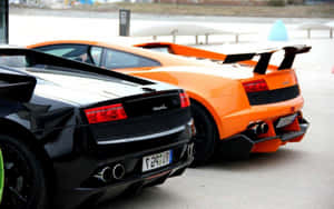 兩輛高性能Lamborghini跑車在白天停放在戶外。