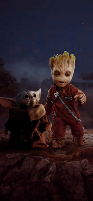 Baby Yoda 和 Groot 站在岩石上，背景是佈滿星星的夜空。