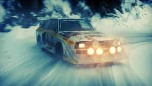 黃色拉力賽車亮著頭燈在雪林間疾馳。