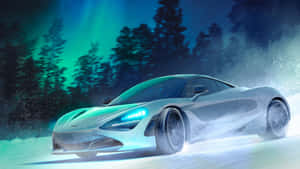 銀色跑車在北極光下在雪中飄移。