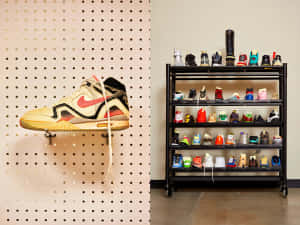 一對復古Nike Air Ship波鞋掛在釘板上，旁邊有一架色彩繽紛波鞋的手推車。