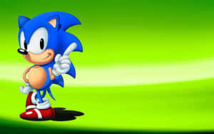 Sonic the Hedgehog 在綠色漸變背景上微笑向前指。
