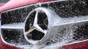 紅色 Mercedes-Benz 鬼面罩，肥皂水喺星星標誌周圍飛濺。