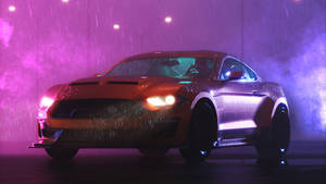 橙色跑車在夜間紫色霓虹燈下停泊於雨中。