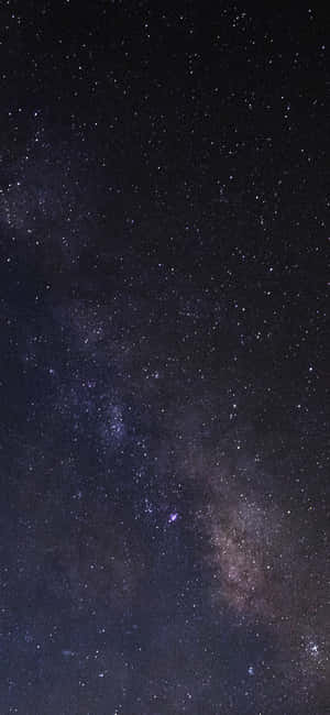 銀河系在黑暗的夜空中閃爍著紫色和藍色的星星。