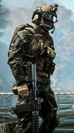 戰術士兵在水邊持步槍，背後有山脈