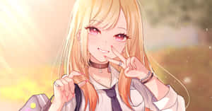 金髮粉眼的動漫女孩微笑比出和平手勢。