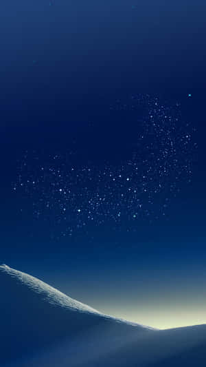 雪覆蓋的山脊在星空下