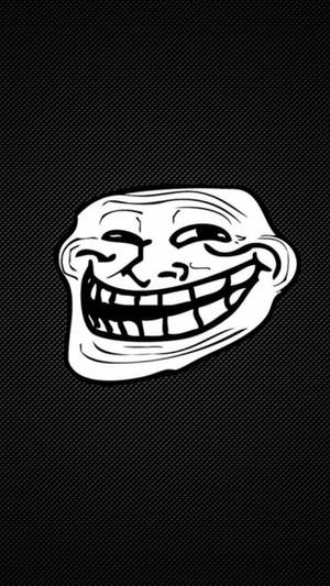 Troll 臉帶寬闊笑容喺碳纖維背景上