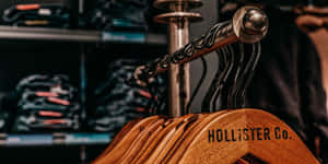 服裝店內帶有Hollister Co.品牌標誌的木製衣架。