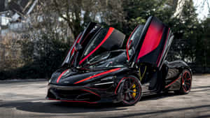 黑色McLaren跑車帶有紅色點綴和打開的車門，停泊在街道上。