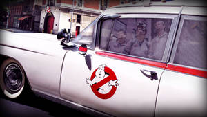 Ghostbusters團隊在他們標誌性的白色汽車上，行駛在城市街道