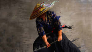 戴草帽的武士戰士，手持劍，灰色牆壁上有油漆飛濺。