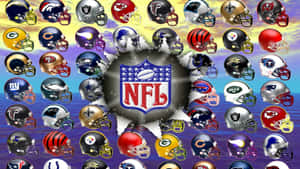 NFL球隊頭盔在彩色背景上圍繞中央標誌排列。