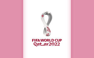 FIFA 世界盃卡塔爾 2022 標誌，在粉紅色漸變背景上帶有花卉設計