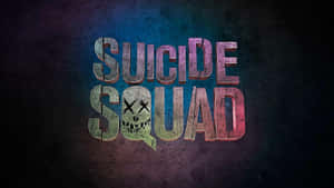 深色紋理背景上，O內有骷髏頭的Suicide Squad標誌
