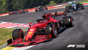 紅色法拉利F1賽車在賽道上與其他賽車競賽。