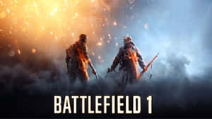 兩名武裝士兵在戰區，身後有火焰和煙霧。