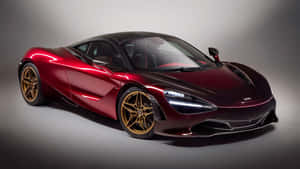 酒紅色McLaren 720S跑車配金色輪圈在攝影棚燈光下。