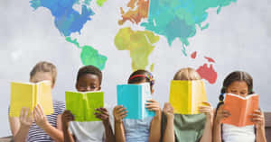 五個孩子在世界地圖壁畫前閱讀書籍。
