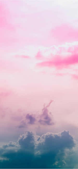 寧靜的天空中，粉彩粉紅和藍色雲朵，帶有柔和的漸變。