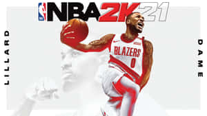 Damian Lillard 身穿波特蘭拓荒者球衣，為 NBA 2K21 封面灌籃。