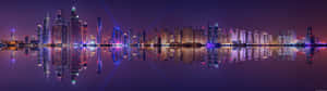 未來城市天際線夜景，色彩繽紛的燈光倒映在水中。