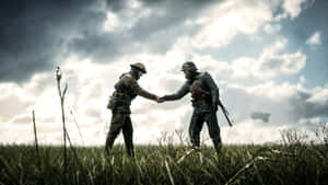 兩名一戰士兵在多雲天空下，在草地上握手。