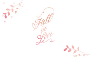 白色背景上帶有粉紅色葉片點綴的玫瑰金「Fall in Love」字體。