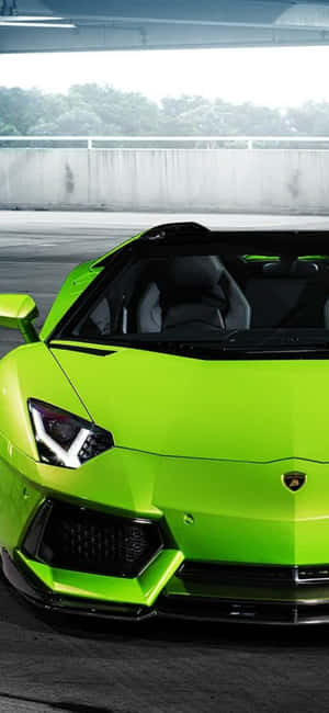 青檸綠色林寶堅尼 Aventador 開篷跑車停在天橋下。