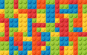 色彩繽紛的LEGO積木排列成一個充滿玩味的抽象圖案。