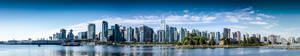 晴朗日子裡溫哥華市區摩天大樓與海濱倒影。