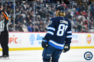 冰球運動員Connor 81號在冰場上走開。 — 運動 壁紙