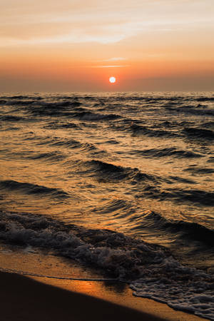 海浪沖刷沙灘的海上日落 — 海灘 壁紙