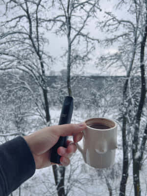手在雪地森林中拿著杯子和電子煙筆 — 美學 壁紙