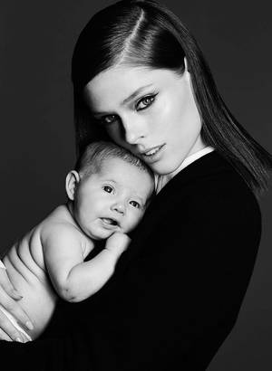 一個女人在黑白肖像中抱著一個嬰兒。